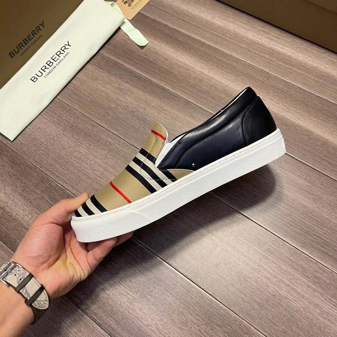 "BURBERRY" P340 [Original order·Version] Burberry: Top 🔝Purchasing agent🔍🔍The latest men's counter is on sale simultaneously, the original version imported from Italy🔝·Nappa calfskin·Brand totem cloth· Highlighting the (high-end, extravagance, class) travel, home, and best choice" exquisite workmanship (Imported water-dyed leather lining from Italy 🇮🇹), sole: original sole provided by the original factory, ⚠️exclusive double-layer Dynamic · TPU · rubber · two-color molded outsole; super comfortable · wear-resistant · non-slip · environmentally friendly 🌳🌳🌳, the real thing is more beautiful 🎬The real thing is more beautiful 🔍🔍 (high quality · follow the order) You can enter and exit the counter at will: Size: 38·39·40·41·42·43·44·(🎉Customized 45) Welcome to order...☕️